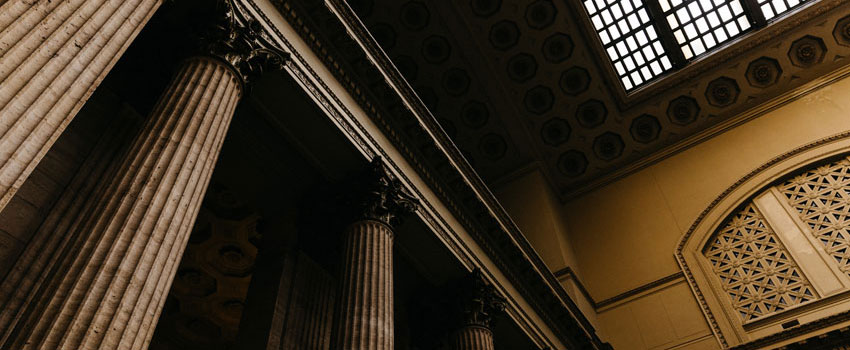 Τα αδικήματα της συκοφαντικής δυσφήμισης, της απλής δυσφήμισης και της εξύβρισης στο δημόσιο πολιτικό λόγο